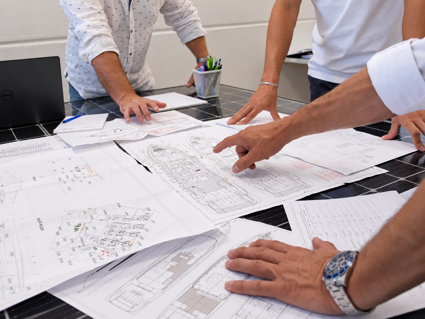 The Be Yacht team between the workshop and on board